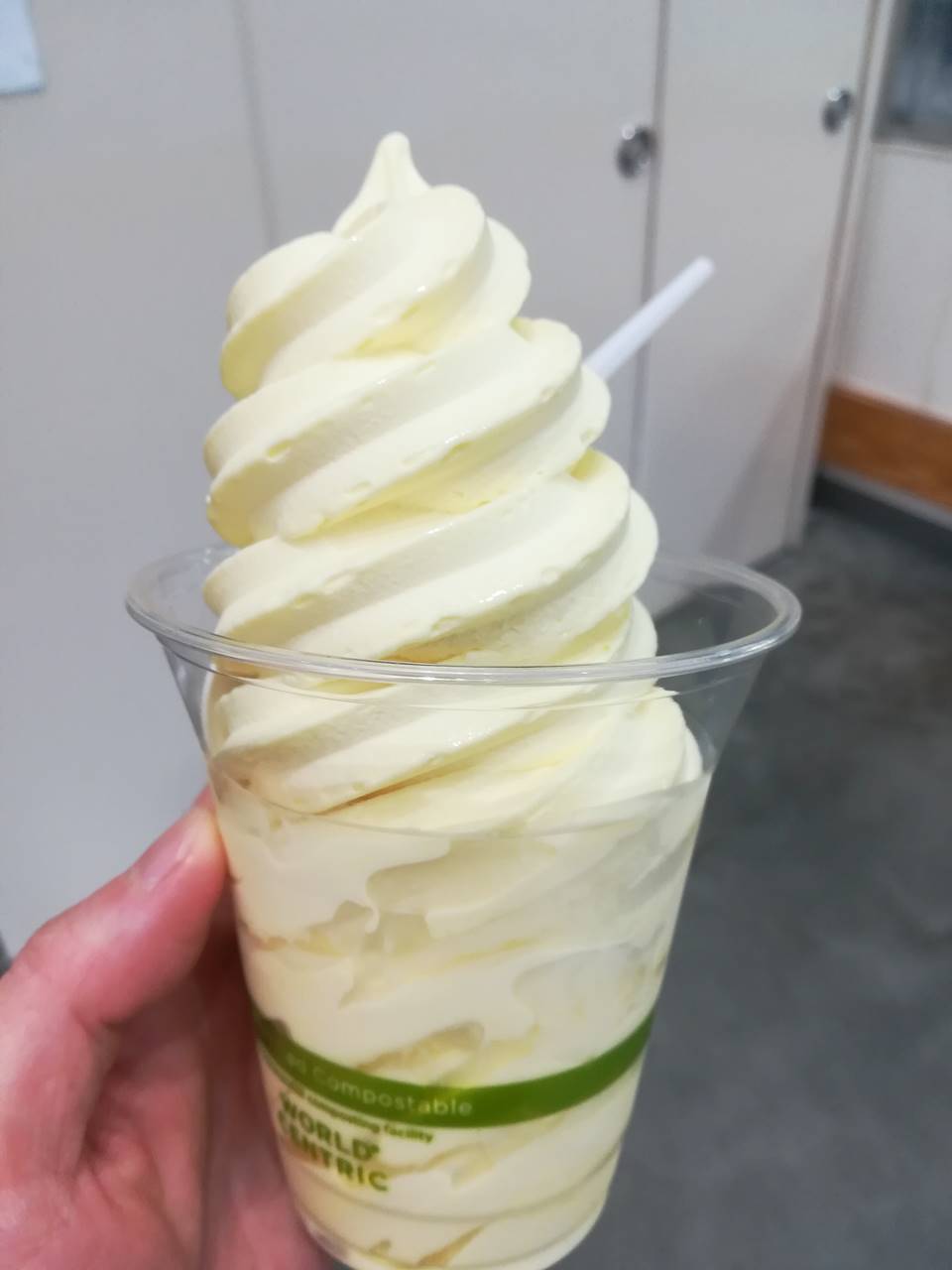 コストコのパイナップルソフトクリーム Costco pineapple soft serve Japan Indonesia Blog